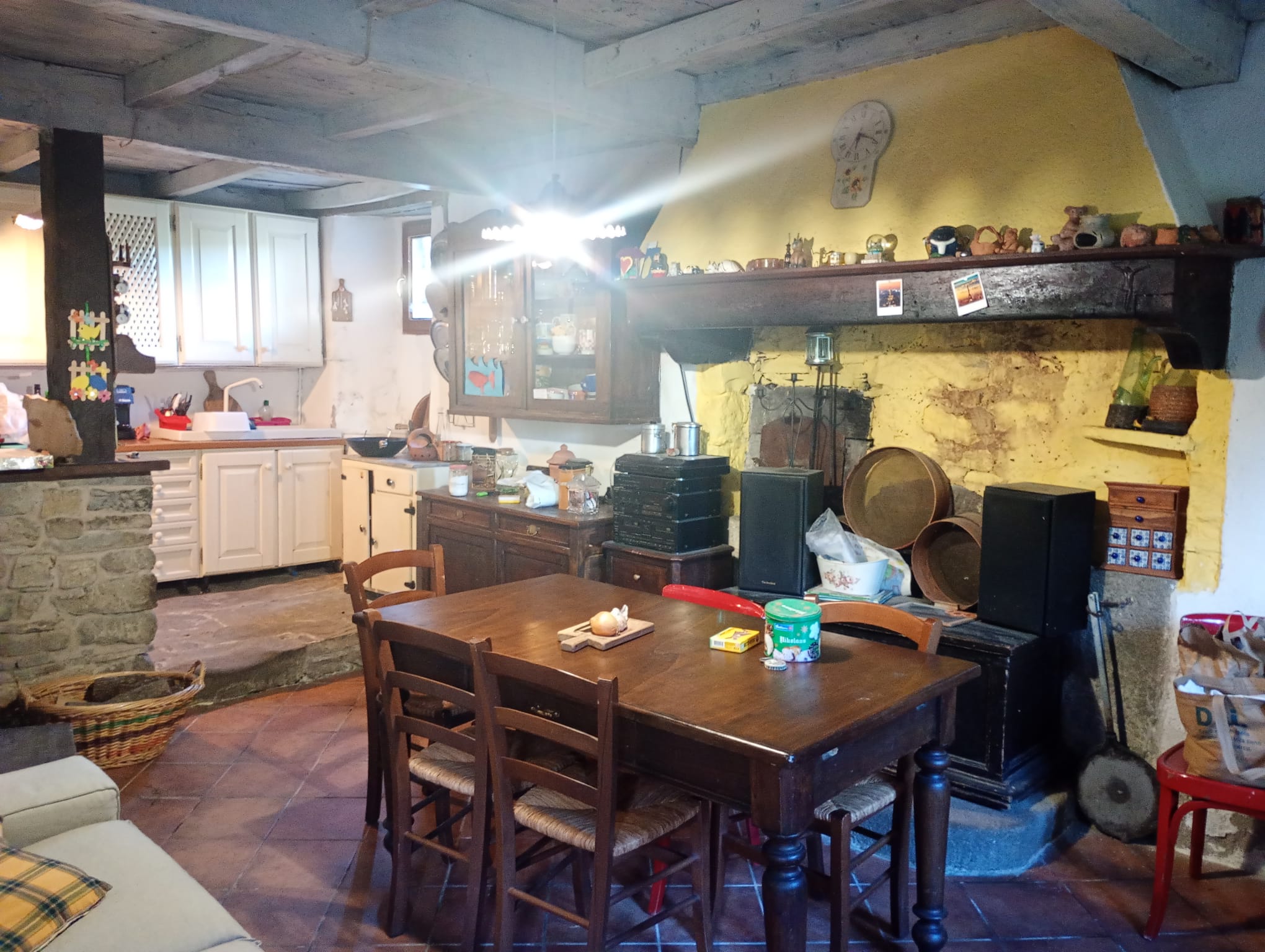 Soggiorno cucina camino